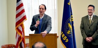 Sen. Ron Wyden, Mayor David Drotzmann