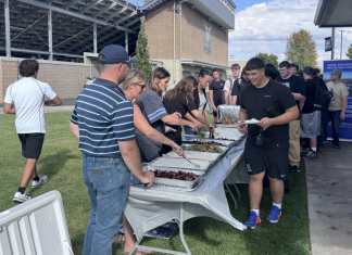 Forks and first downs: Hermiston Football enjoys team meal before kicking off season with win